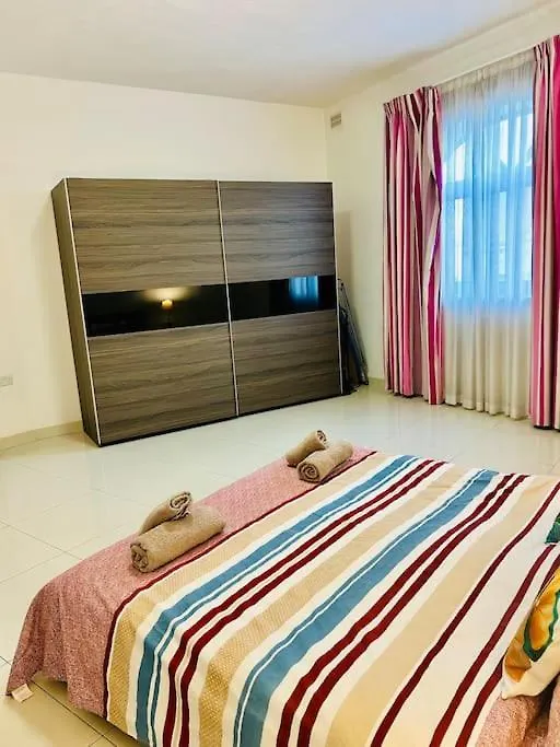 Seaside Spinola Apt In St Julians, Queen Beds St. Julian's Lägenhet